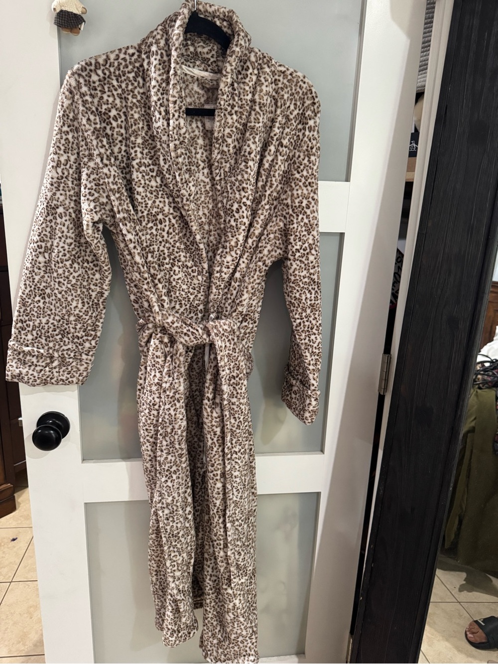 Oscar de la Renta Taupe and Cream Leopard-Print Plush Robe